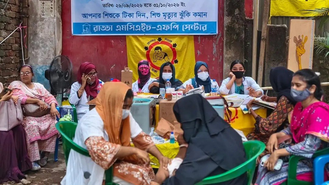 ভেঙে ফেলা হয়েছে স্বাস্থ্যকেন্দ্র, ধ্বংসস্তূপের পাশেই চলছে শিশুদের টিকাদান